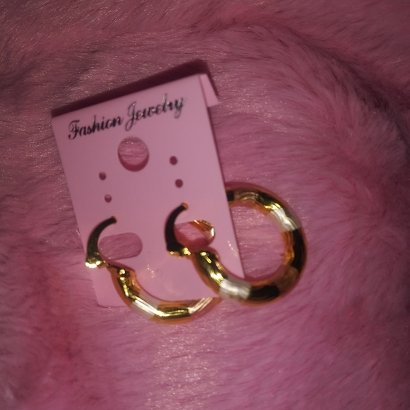 Women's Minimal Small Hoop - Picture 3 of 4